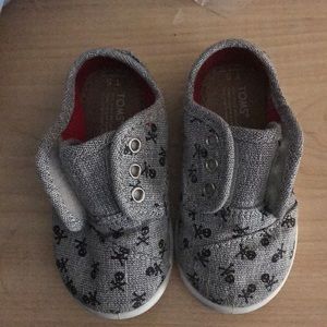 Tiny TOMS skulls toddler size 5